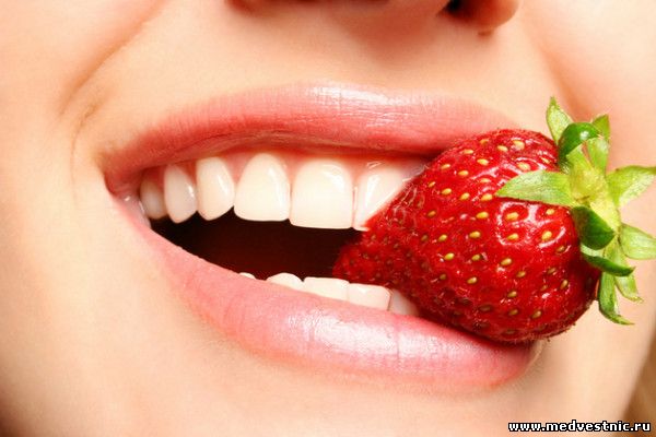 Отбеливаем зубы фруктами.